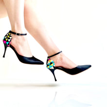 画像をギャラリービューアに読み込む, MULTICOLOR HEEL POINTED SHOES<br>(マルチカラーヒール シングルストラップ ポインテッドシューズ)<br>★日本限定★